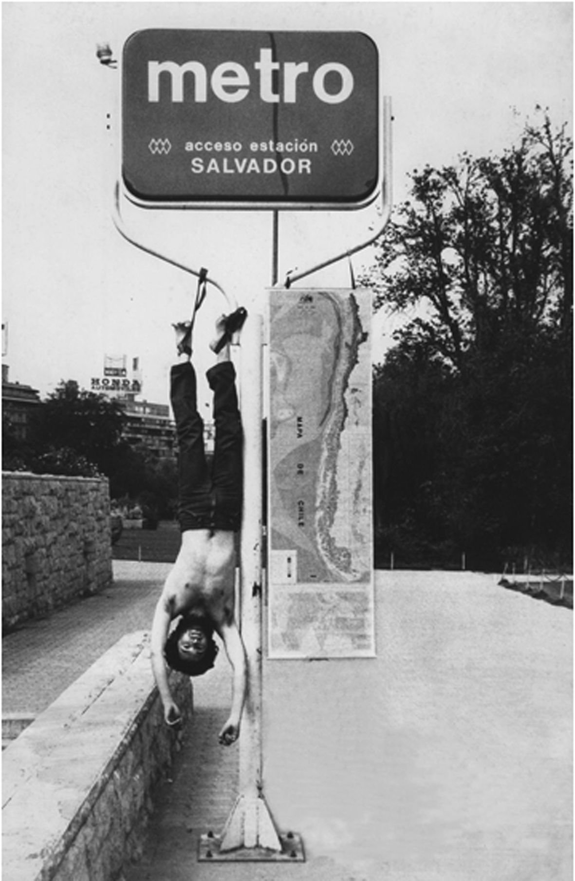 Elías Adasme, A Chile - Intervención corporal de un espacio público. Chile (1979-1980). Courtesy of the artist.