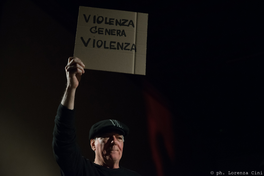 Antonio Manuel. Ligacoes Poeticas, Poetic Connections, Legami Poetici. Performance at the III Venice International Performance Art Week 2016. Image © Lorenza Cini